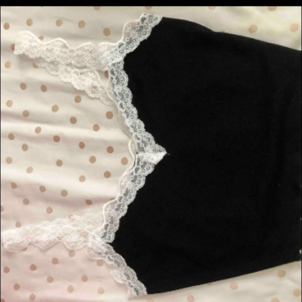 BLACK LACE CROP TOP